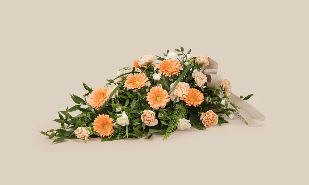 Persikanväristä germiniä ja neilikkaa sekä valkoista oksaneilikkaa.