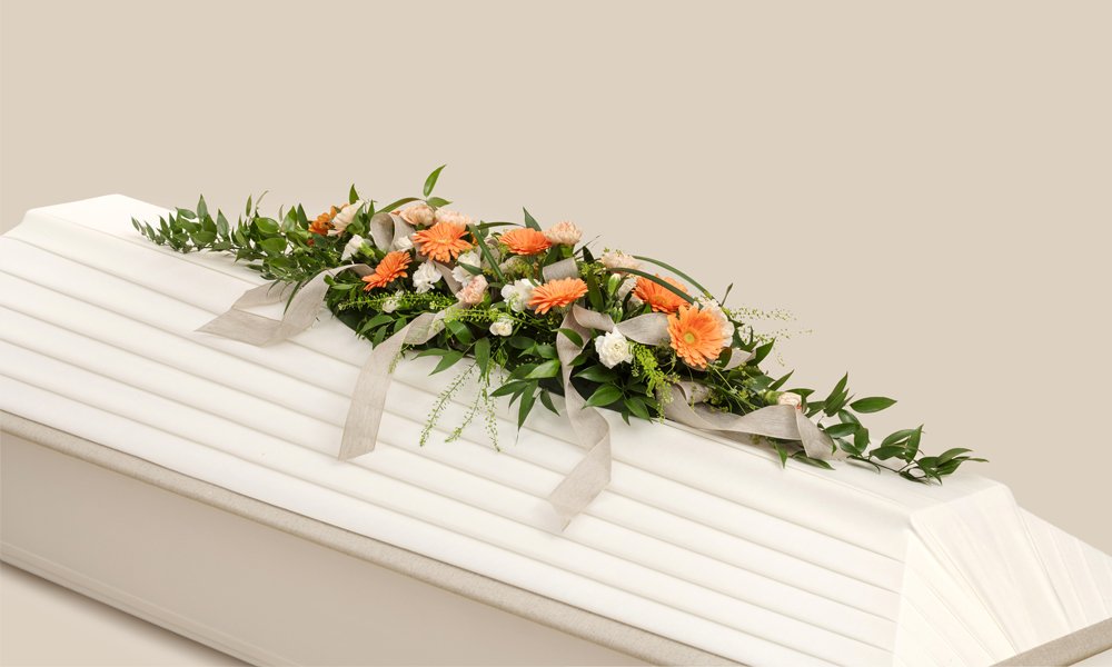 Persikanväristä germiniä ja neilikkaa sekä valkoista oksaneilikkaa.