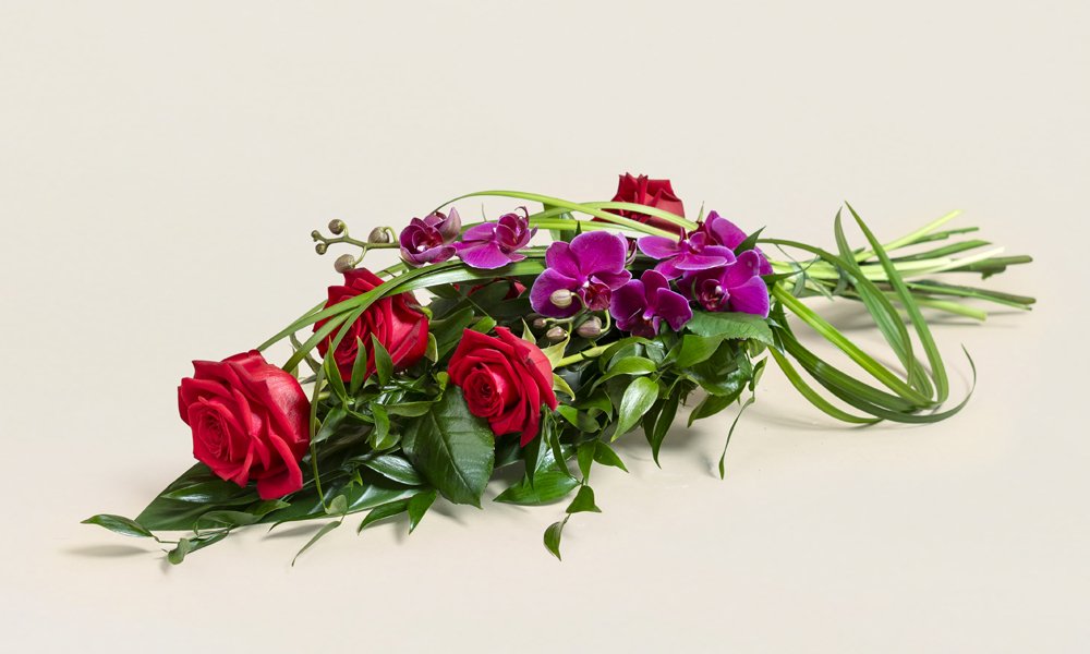 Punaista ruusua ja punaista Phalaenopsis orkideaa.